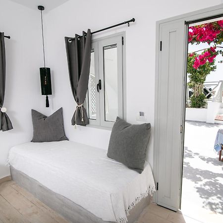 Sensia Luxury Apartment With Hot Tub Oia  Bagian luar foto